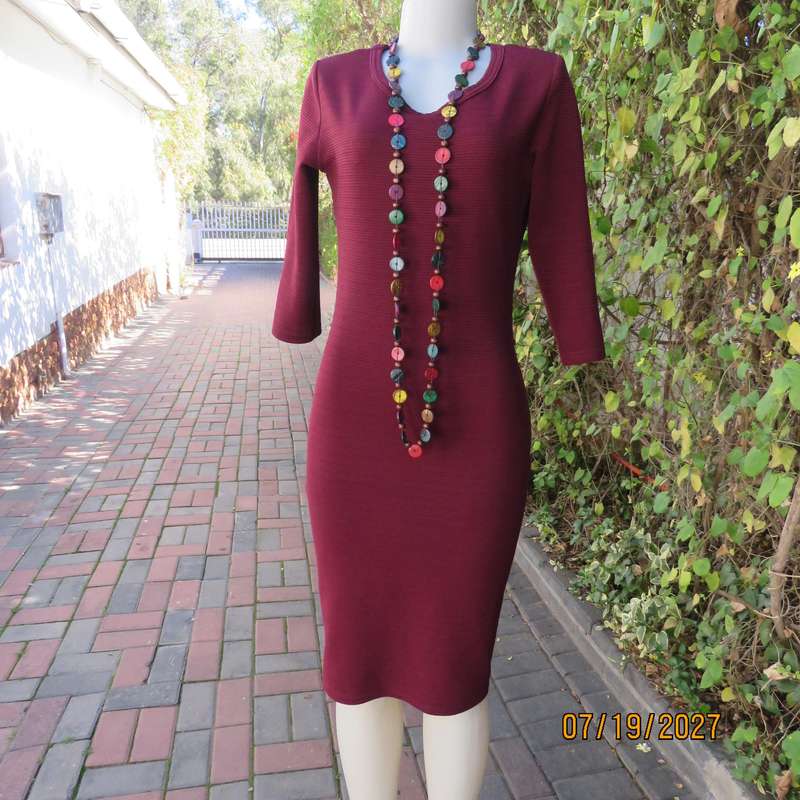 CIARRA maroon bodycon slip over dress in corded stretch polyester. Size 36.