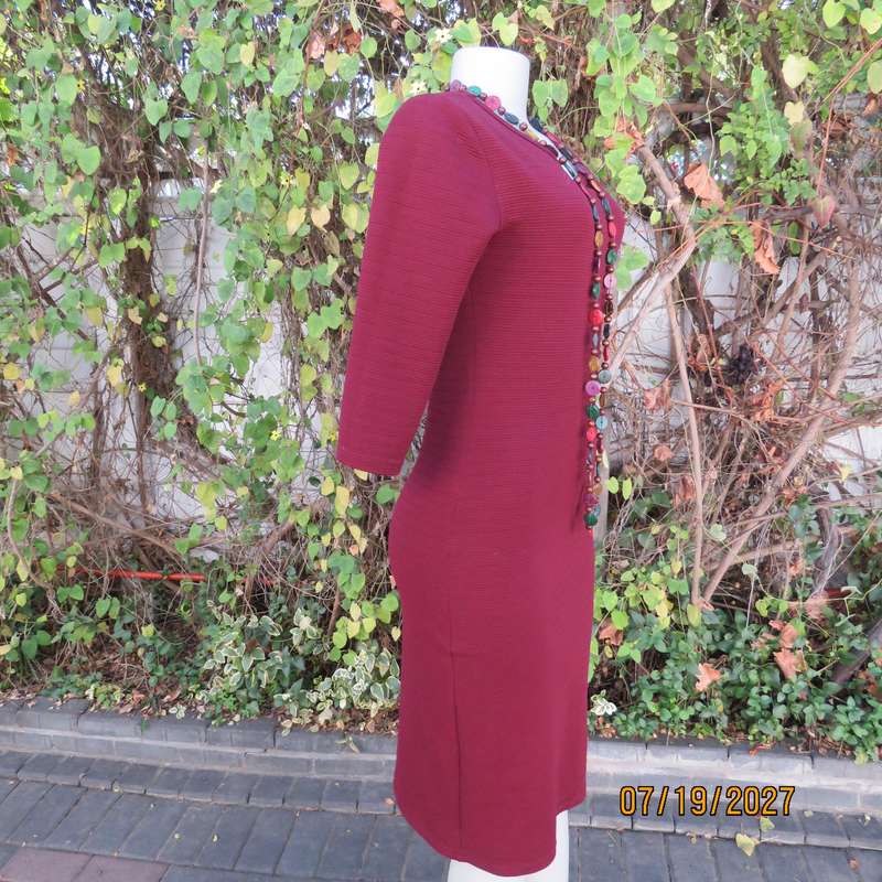 CIARRA maroon bodycon slip over dress in corded stretch polyester. Size 36.