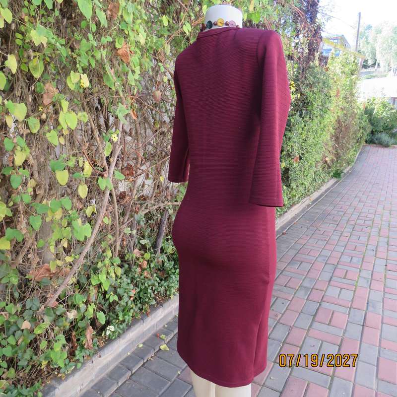 CIARRA maroon bodycon slip over dress in corded stretch polyester. Size 36.