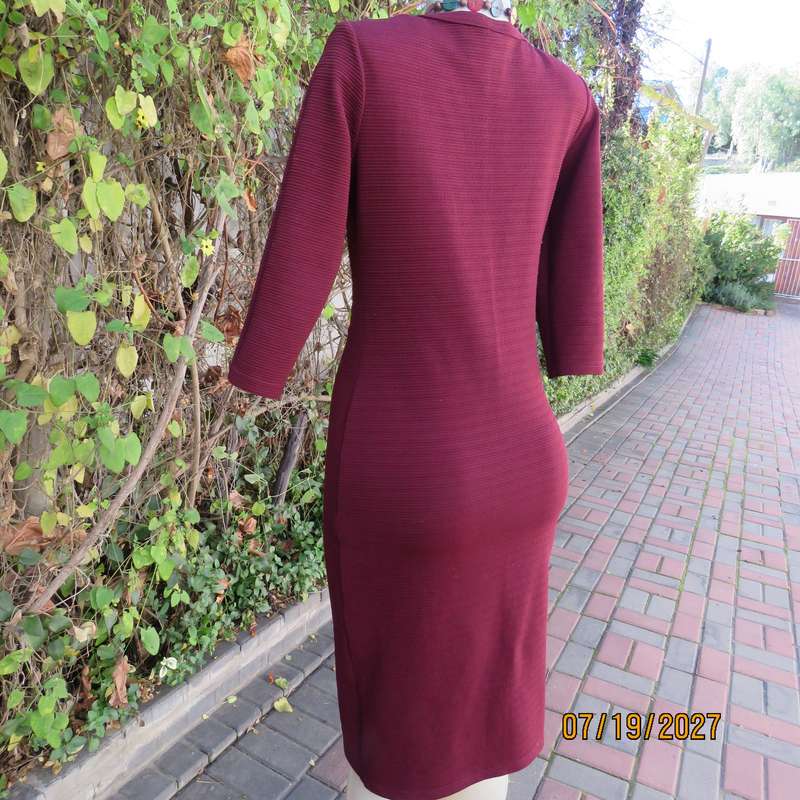 CIARRA maroon bodycon slip over dress in corded stretch polyester. Size 36.