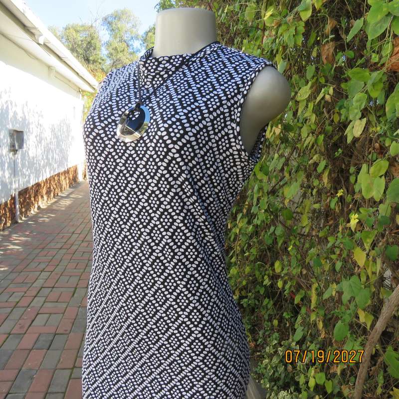 I Q monochrome soft bubble stretch polyester bodycon slip over dress. Size 36