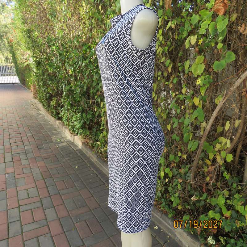 I Q monochrome soft bubble stretch polyester bodycon slip over dress. Size 36