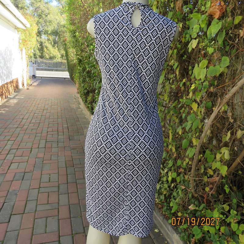 I Q monochrome soft bubble stretch polyester bodycon slip over dress. Size 36