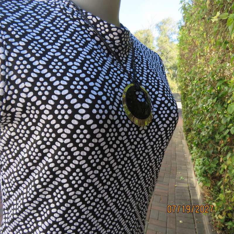 I Q monochrome soft bubble stretch polyester bodycon slip over dress. Size 36