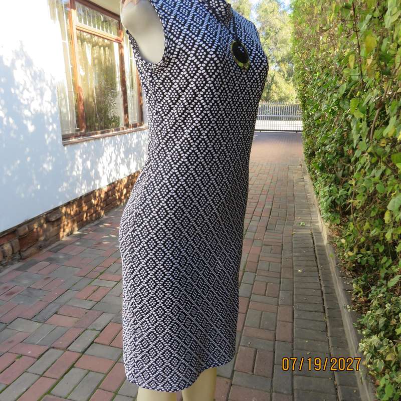 I Q monochrome soft bubble stretch polyester bodycon slip over dress. Size 36