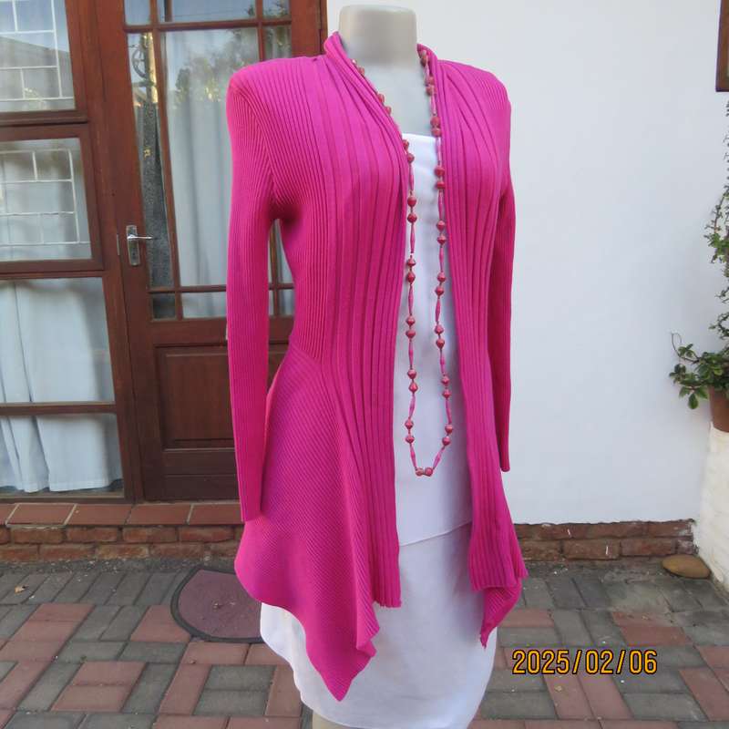 Fabulous magenta pink polycotton knit long open cardigan size 34. Pointed fronts. As new cond.
