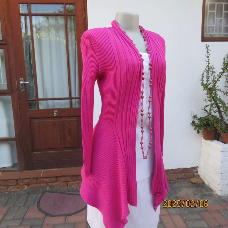 Fabulous magenta pink polycotton knit long open cardigan size 34. Pointed fronts. As new cond.