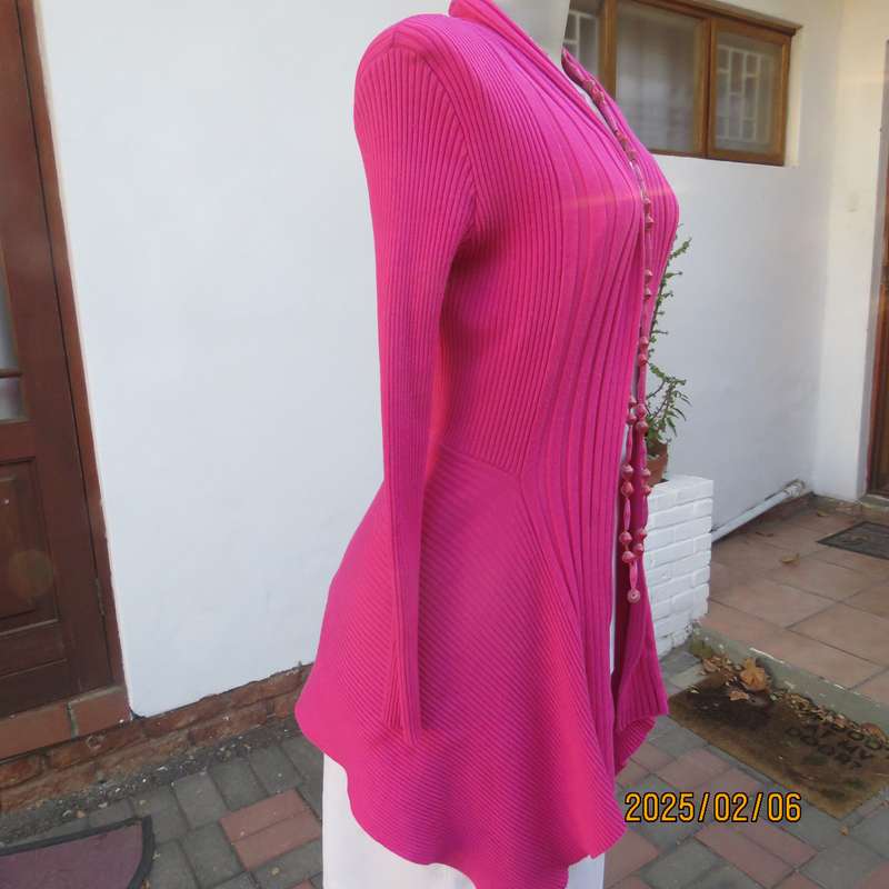 Fabulous magenta pink polycotton knit long open cardigan size 34. Pointed fronts. As new cond.