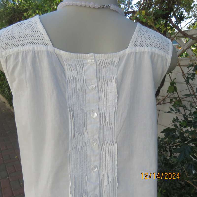 Dainty white feminine 100% cotton with cotton lace square neck top size 34. By SOIL from India. New