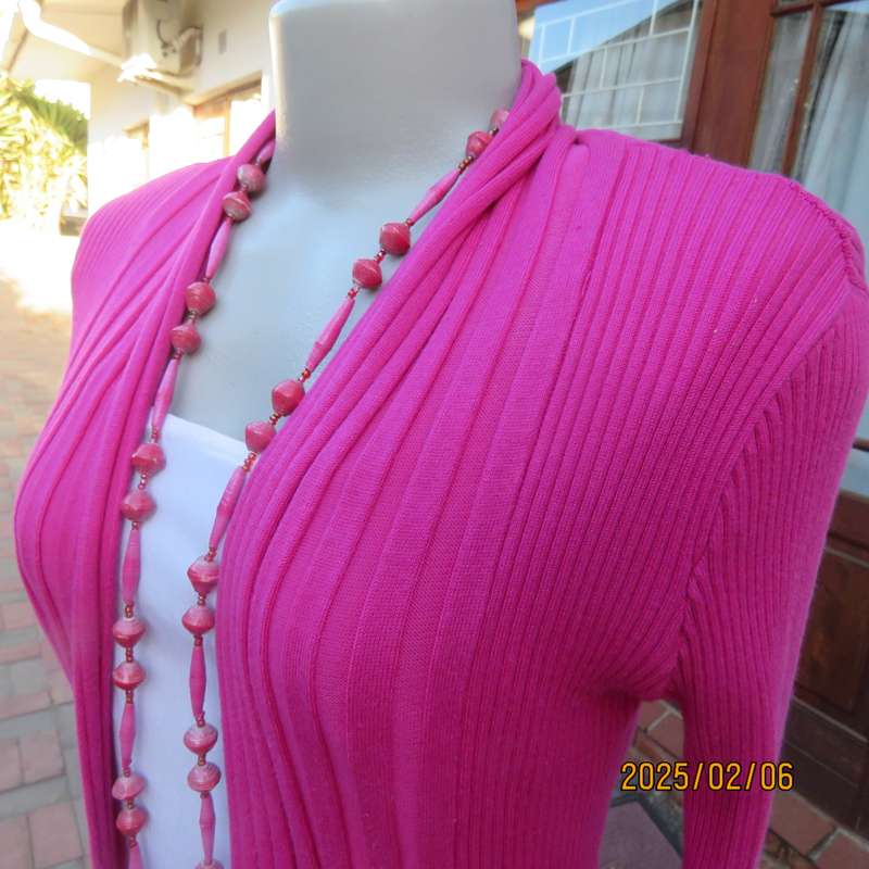 Fabulous magenta pink polycotton knit long open cardigan size 34. Pointed fronts. As new cond.
