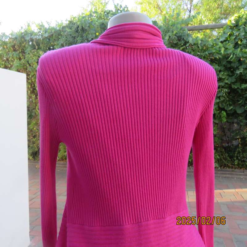 Fabulous magenta pink polycotton knit long open cardigan size 34. Pointed fronts. As new cond.