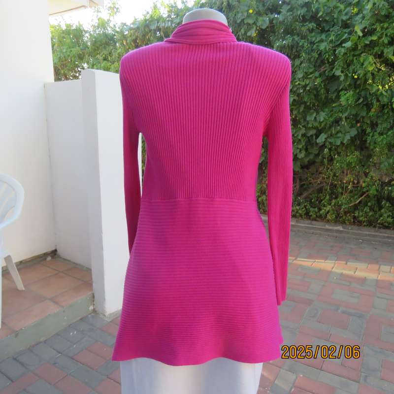 Fabulous magenta pink polycotton knit long open cardigan size 34. Pointed fronts. As new cond.