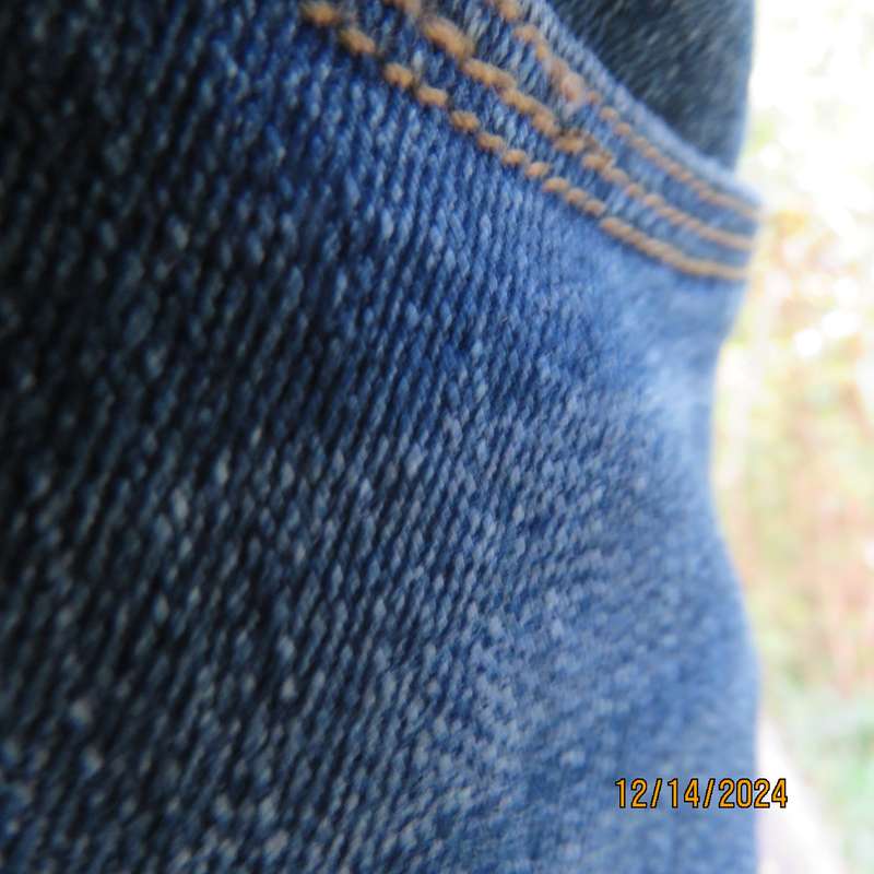 Blue denim jean skirt in size 34. In polycotton stretch. Pockets back/front. Pleat on front.Good con