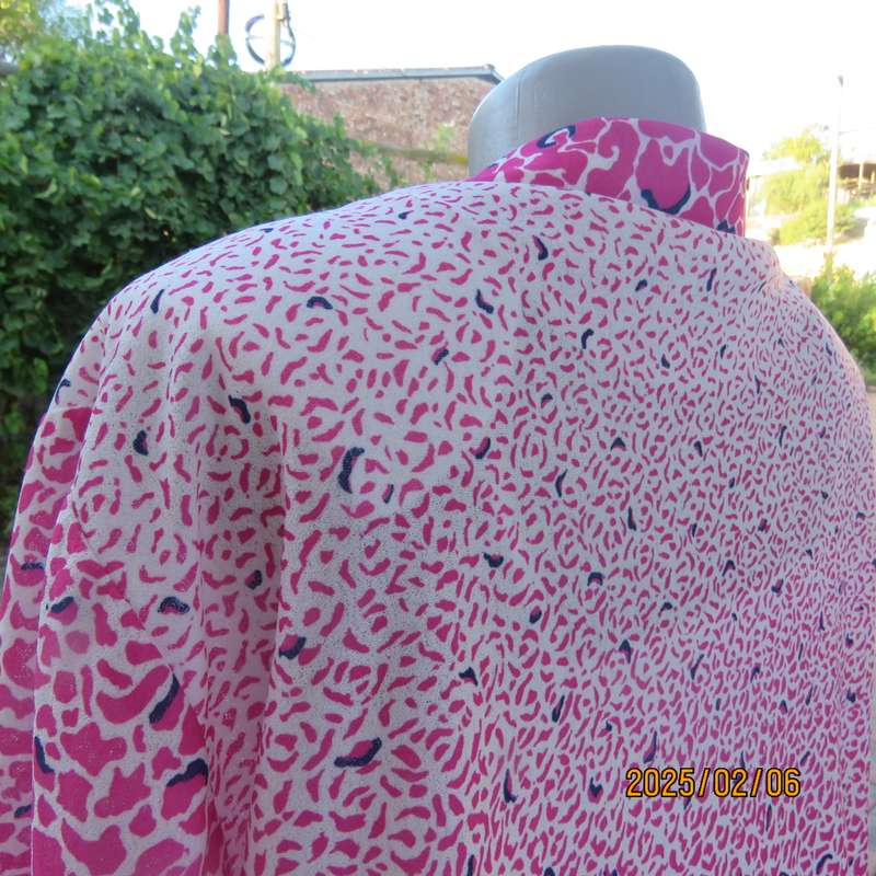 High quality KENLEY vintage open short sleeve top size 44. White with pink-navy unique patterns.