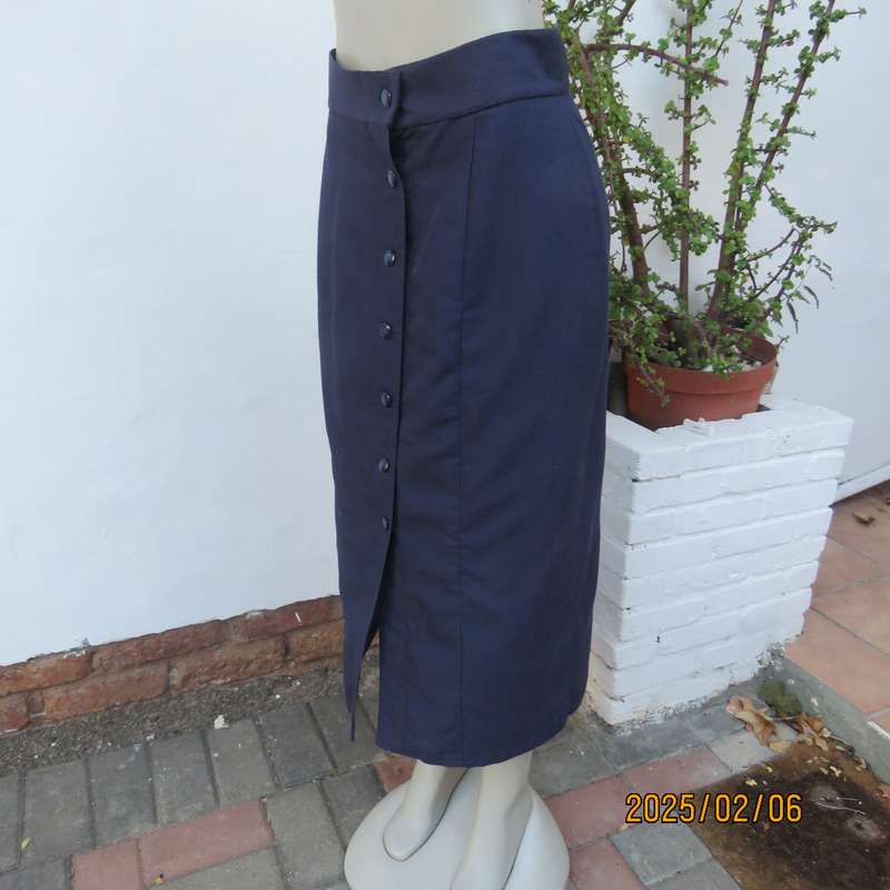Button down navy slightly creased polycotton lined ankle length skirt. Size 38. As new cond.