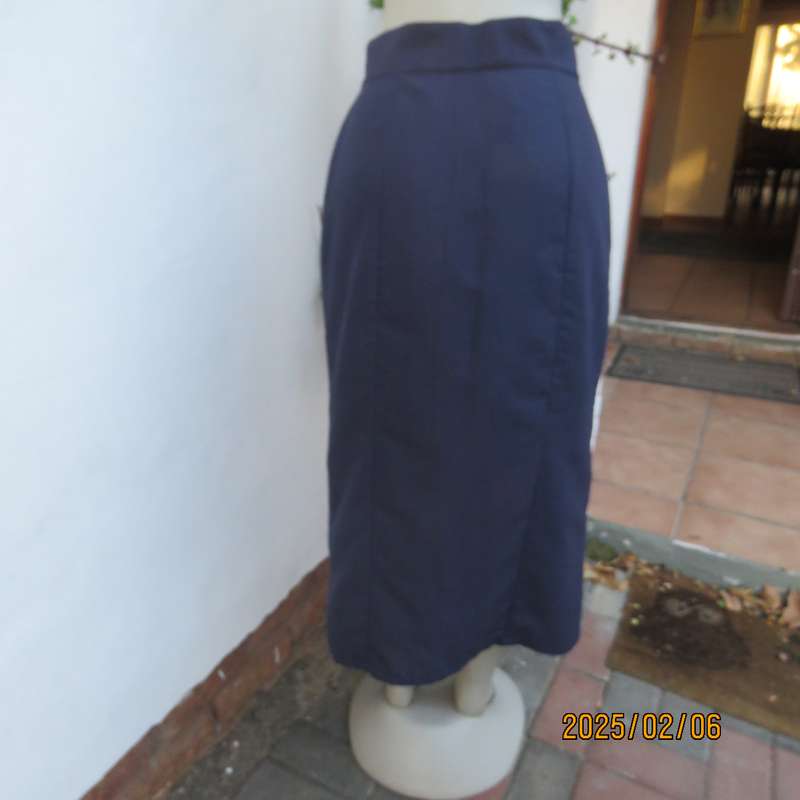 Button down navy slightly creased polycotton lined ankle length skirt. Size 38. As new cond.