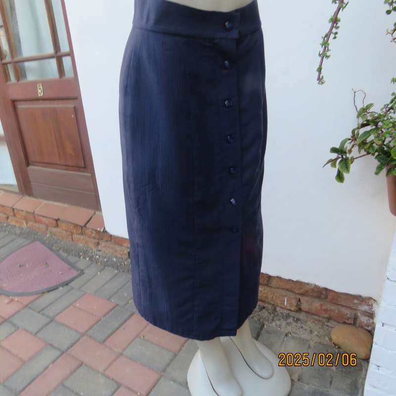Button down navy slightly creased polycotton lined ankle length skirt. Size 38. As new cond.
