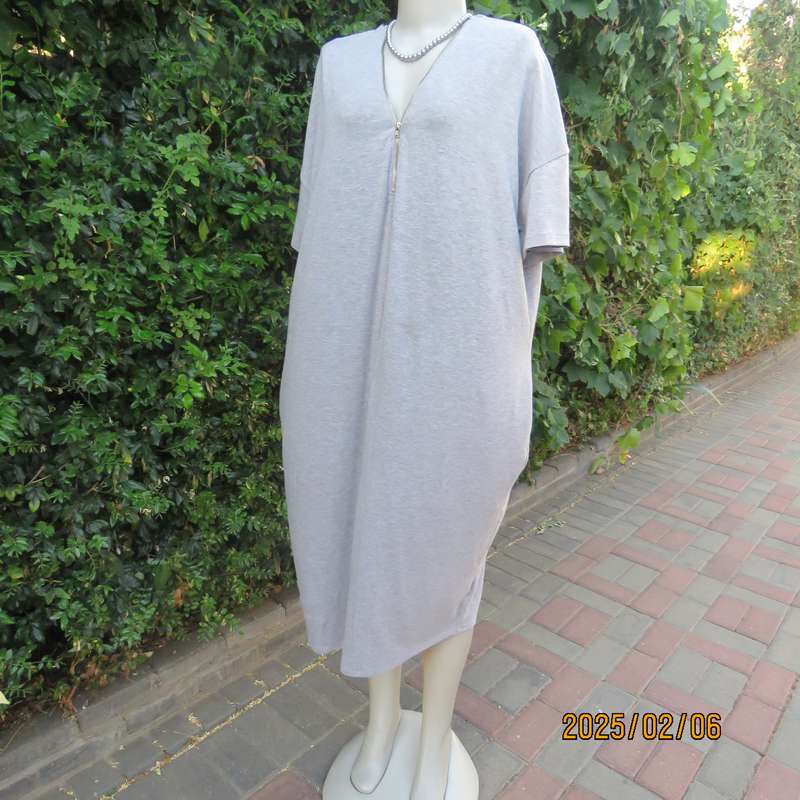 Easy to wear silvergrey stretch polycotton dress. Zip front and back. Capped sleeves. Size 44-46.