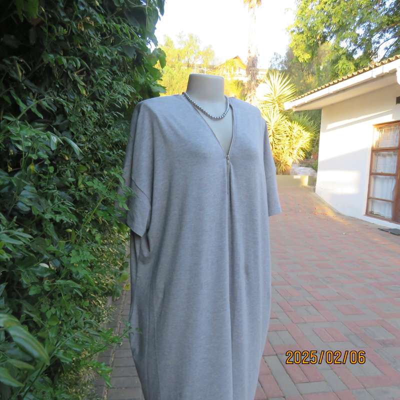 Easy to wear silvergrey stretch polycotton dress. Zip front and back. Capped sleeves. Size 44-46.