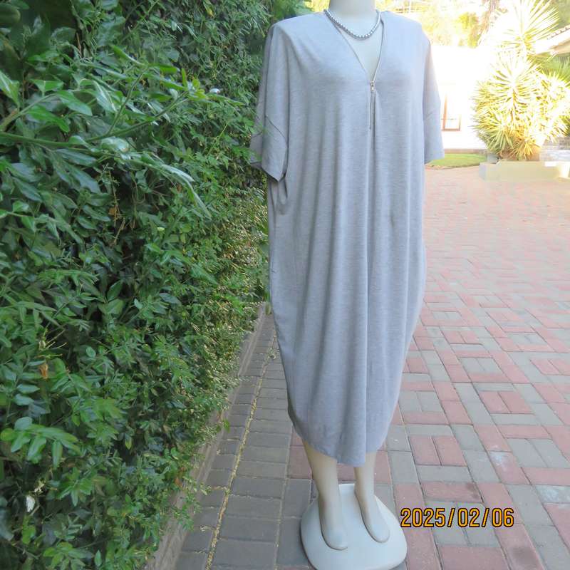 Easy to wear silvergrey stretch polycotton dress. Zip front and back. Capped sleeves. Size 44-46.
