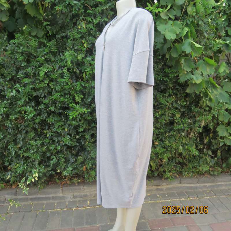 Easy to wear silvergrey stretch polycotton dress. Zip front and back. Capped sleeves. Size 44-46.