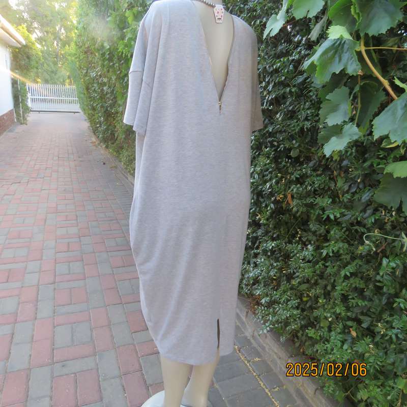 Easy to wear silvergrey stretch polycotton dress. Zip front and back. Capped sleeves. Size 44-46.