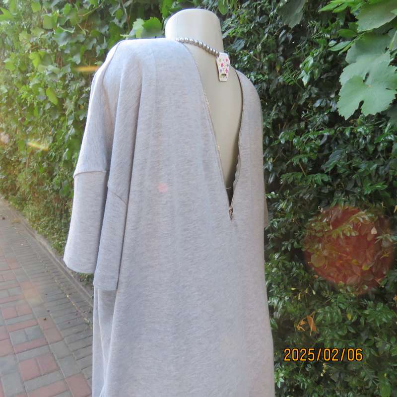 Easy to wear silvergrey stretch polycotton dress. Zip front and back. Capped sleeves. Size 44-46.