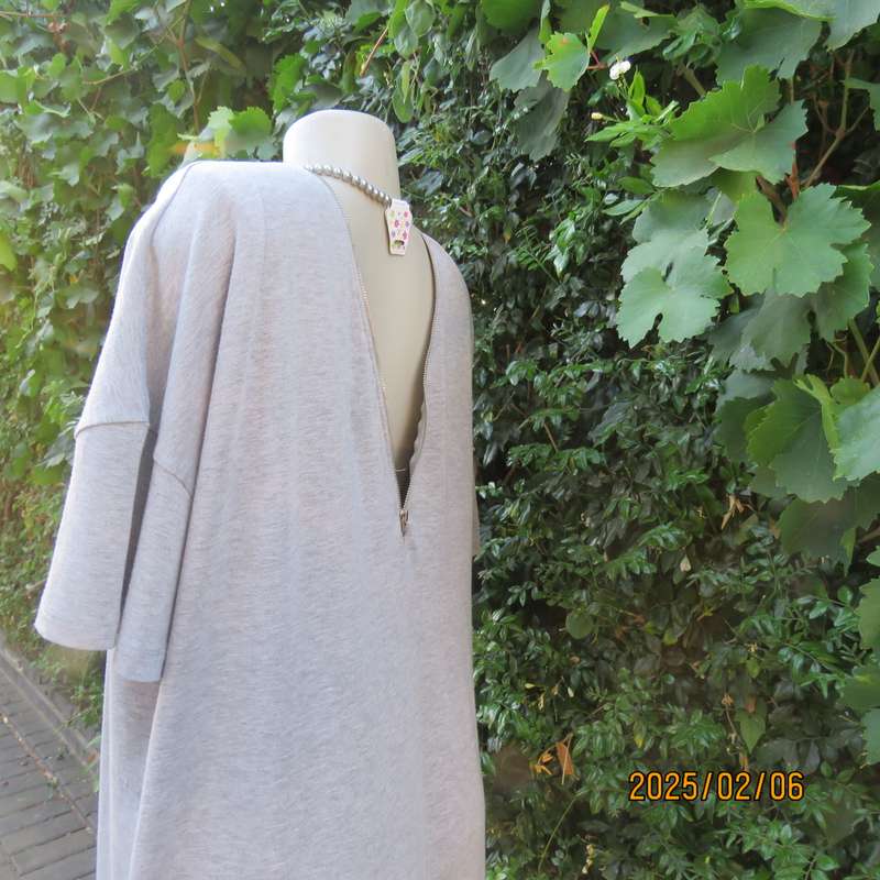 Easy to wear silvergrey stretch polycotton dress. Zip front and back. Capped sleeves. Size 44-46.