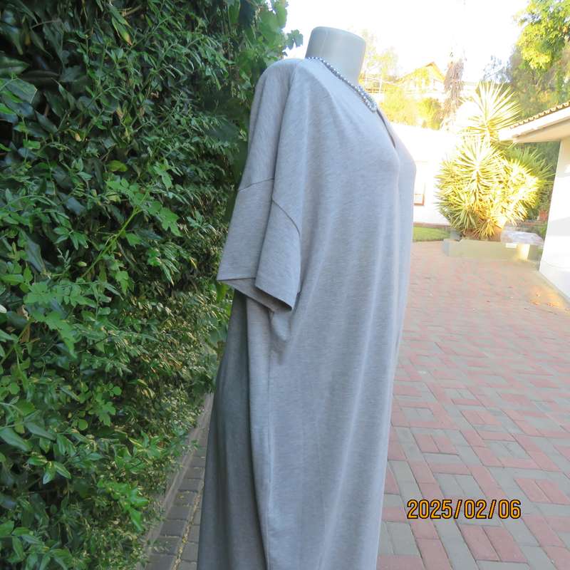 Easy to wear silvergrey stretch polycotton dress. Zip front and back. Capped sleeves. Size 44-46.