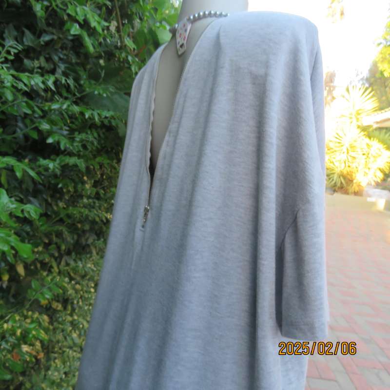 Easy to wear silvergrey stretch polycotton dress. Zip front and back. Capped sleeves. Size 44-46.