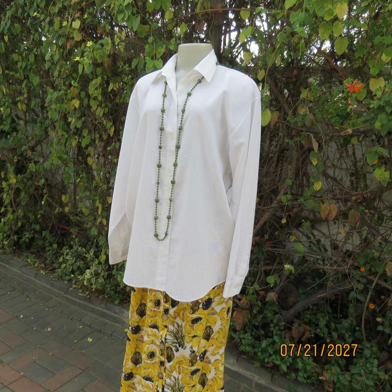 O//SO white bubble cotton long sleeve button down shirt size 40. Shirt collar