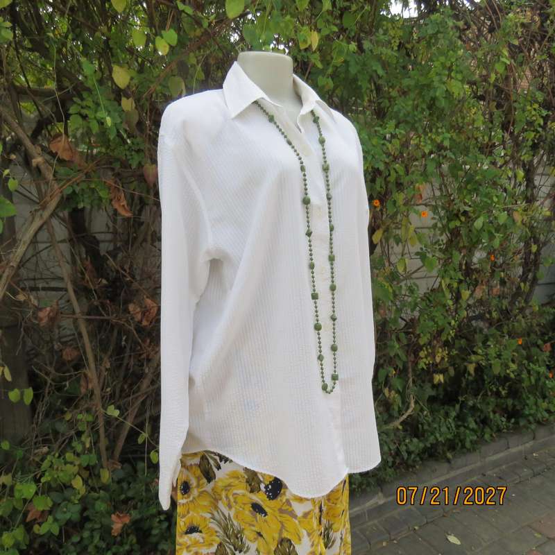 O//SO white bubble cotton long sleeve button down shirt size 40. Shirt collar