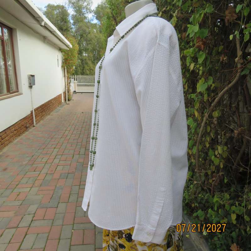 O//SO white bubble cotton long sleeve button down shirt size 40. Shirt collar