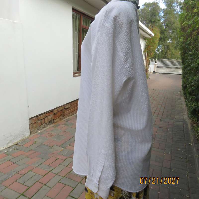 O//SO white bubble cotton long sleeve button down shirt size 40. Shirt collar