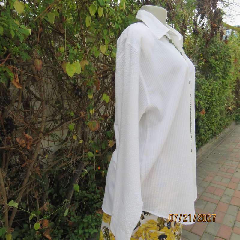 O//SO white bubble cotton long sleeve button down shirt size 40. Shirt collar