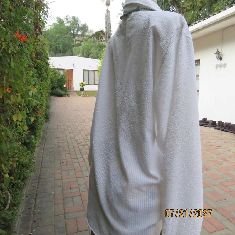 O//SO white bubble cotton long sleeve button down shirt size 40. Shirt collar