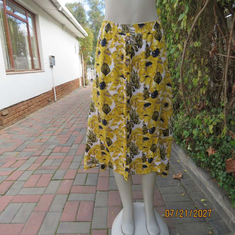 AUDACITY 100% creased rayon skirt with yellow sunflowers. Elasticated waist. Size 44