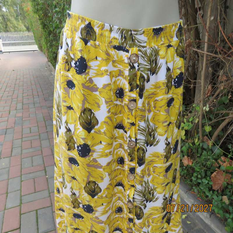 AUDACITY 100% creased rayon skirt with yellow sunflowers. Elasticated waist. Size 44