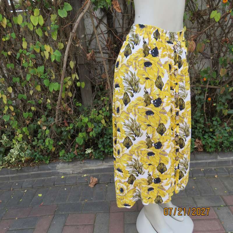 AUDACITY 100% creased rayon skirt with yellow sunflowers. Elasticated waist. Size 44