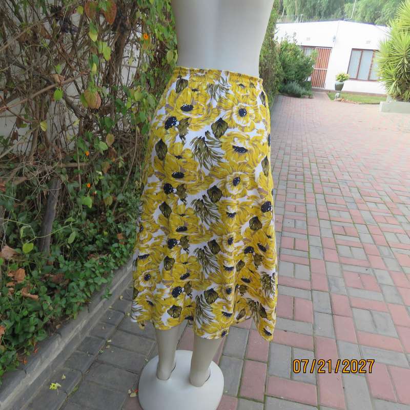 AUDACITY 100% creased rayon skirt with yellow sunflowers. Elasticated waist. Size 44