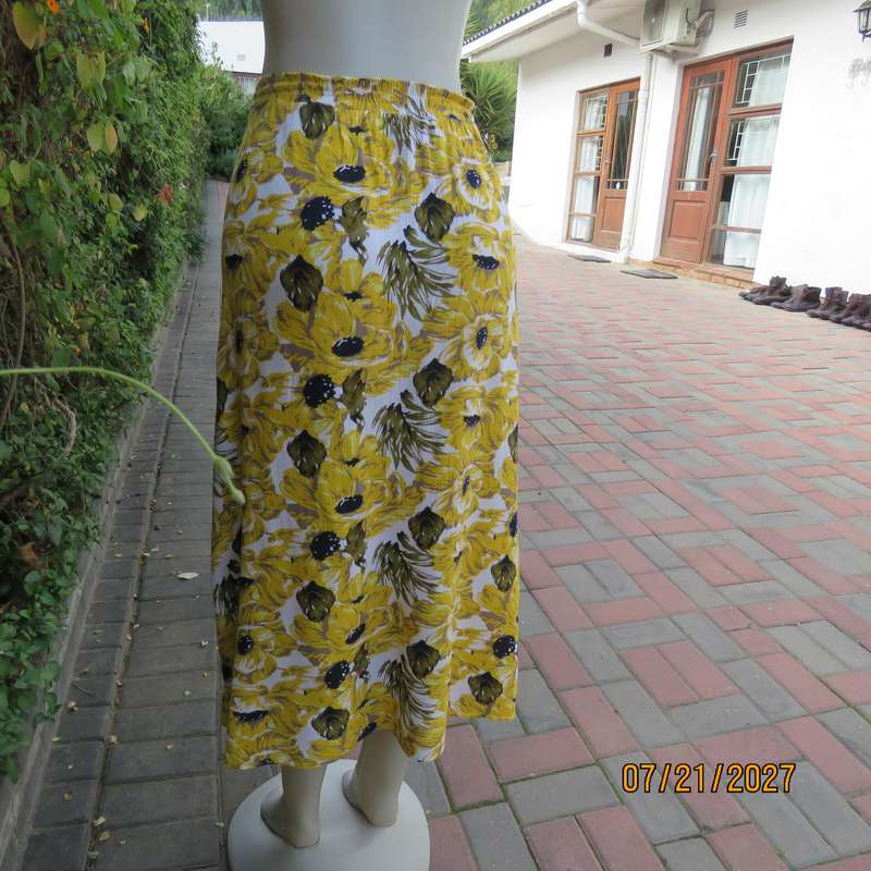 AUDACITY 100% creased rayon skirt with yellow sunflowers. Elasticated waist. Size 44