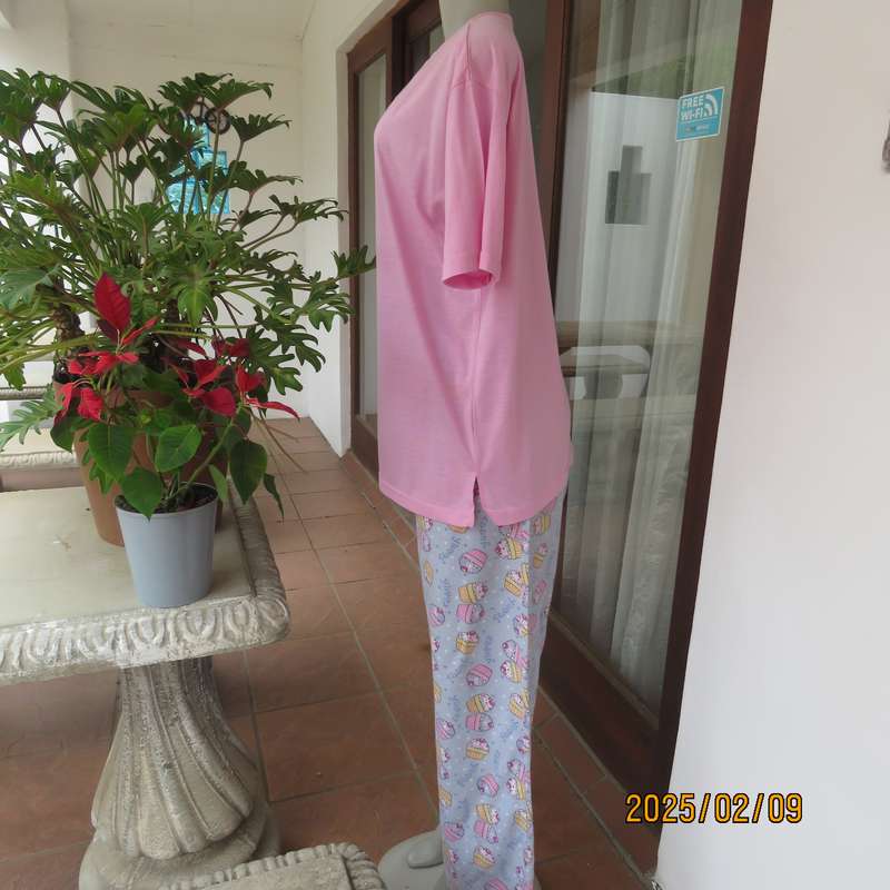 Rose pink pajama top by MILLION DREAMS size 40. Short sleeves. Short button down opening.