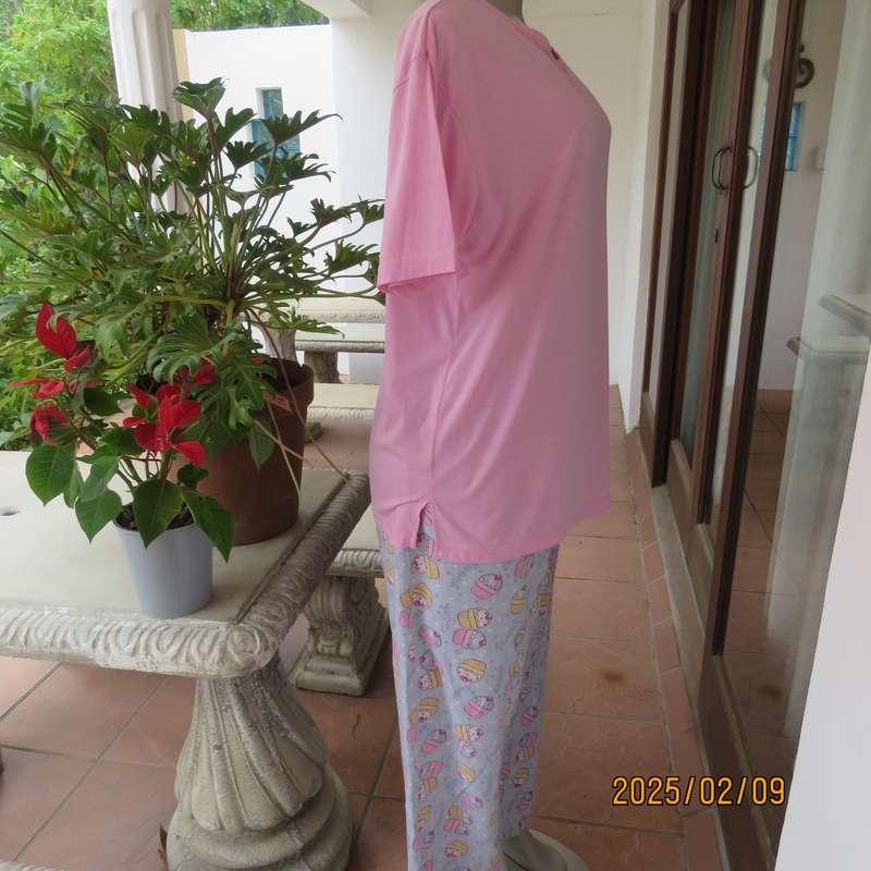 Rose pink pajama top by MILLION DREAMS size 40. Short sleeves. Short button down opening.