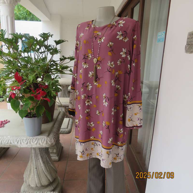 Stunning REAL WOMAN extra long dusty pink-gold-white floral top.Stretch polyeater. Size 44.