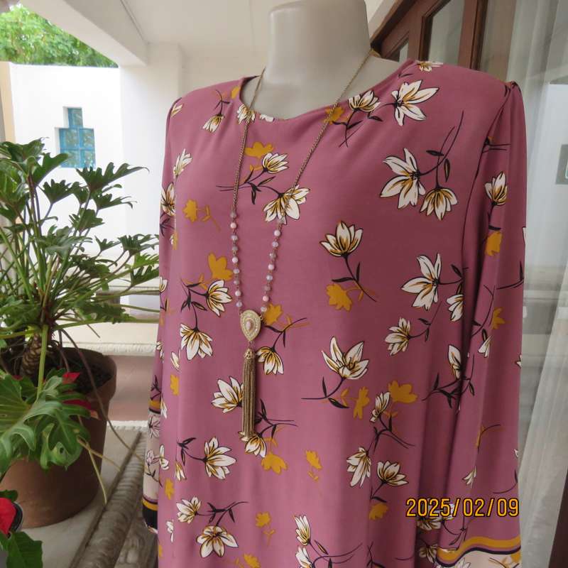 Stunning REAL WOMAN extra long dusty pink-gold-white floral top.Stretch polyeater. Size 44.