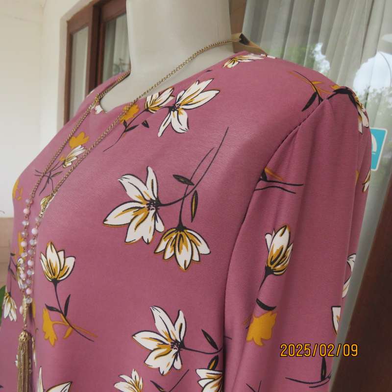 Stunning REAL WOMAN extra long dusty pink-gold-white floral top.Stretch polyeater. Size 44.