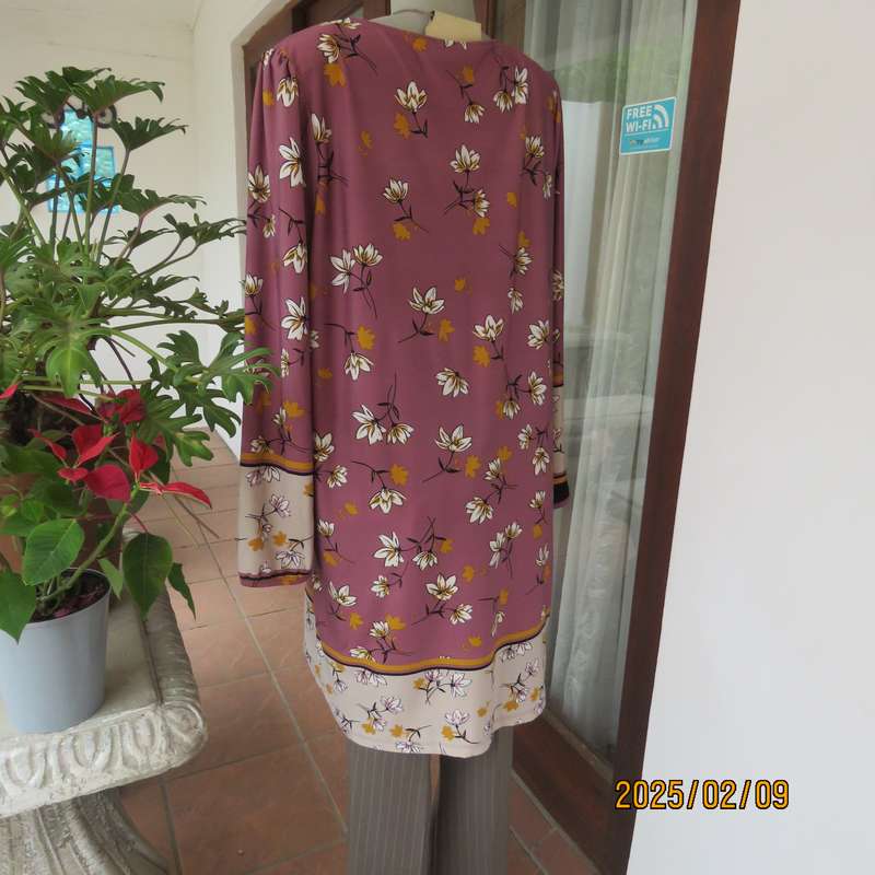 Stunning REAL WOMAN extra long dusty pink-gold-white floral top.Stretch polyeater. Size 44.
