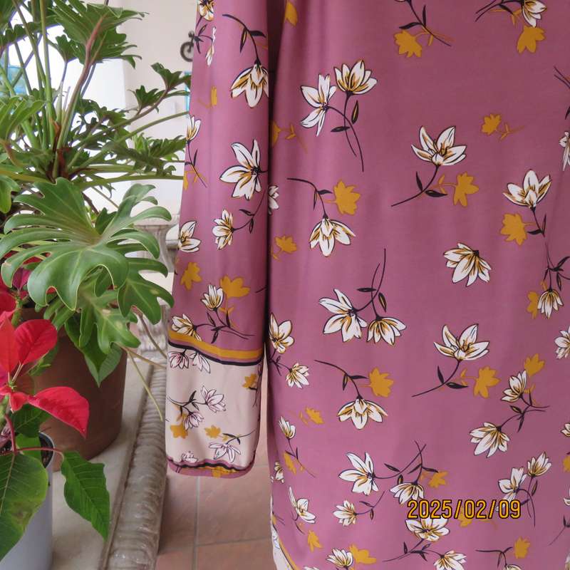 Stunning REAL WOMAN extra long dusty pink-gold-white floral top.Stretch polyeater. Size 44.