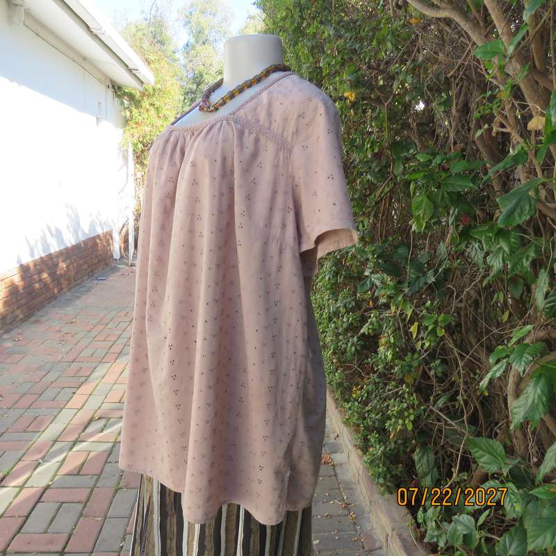 DONNA CLAIRE coffee colour slip over eyelet embroidered cotton top size 46.