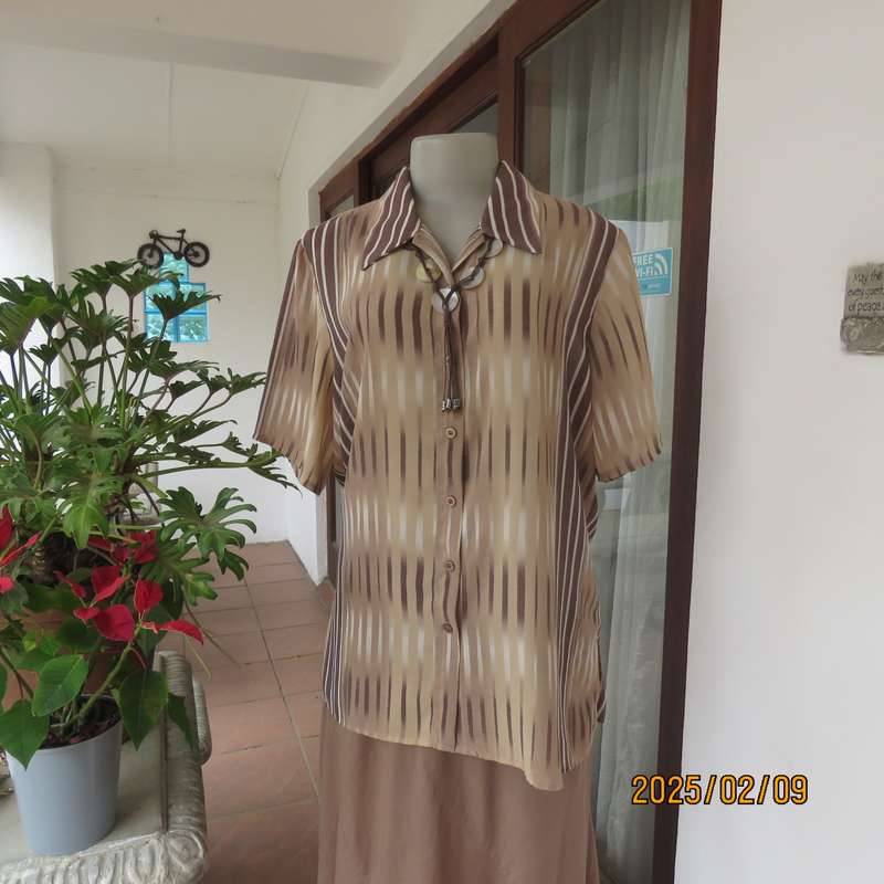 Smart WOOLWORTHS striped short sleeve top in shades of cream-brown. Size 40. New condition